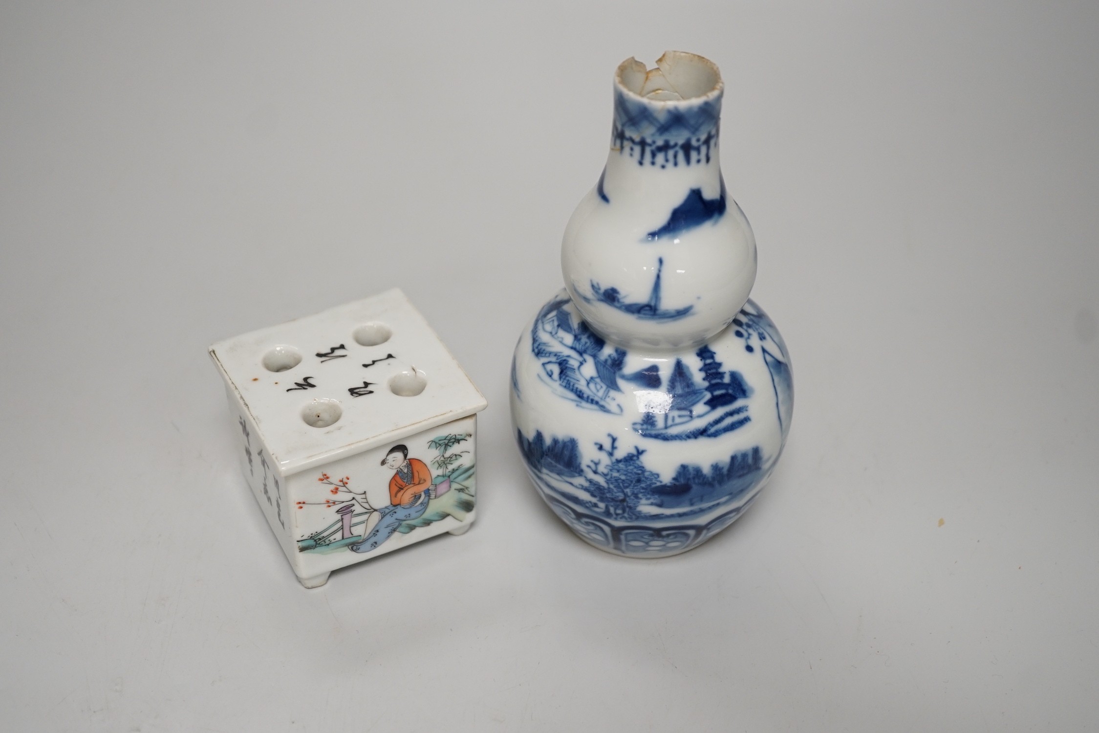 A Chinese blue and white double gourd vase and a famille rose brushwasher, late 19th/early 20th century, tallest 14cm